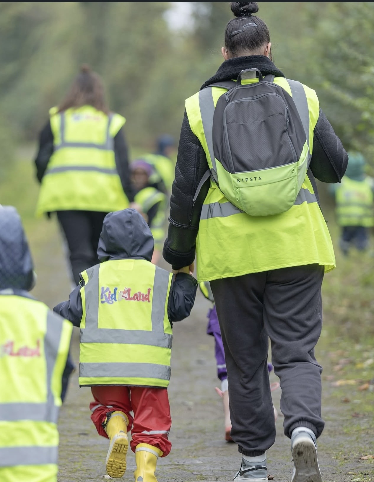 Sortie en forêt avec les enfants de Kid's Land, gilets jaunes réfléchissants
