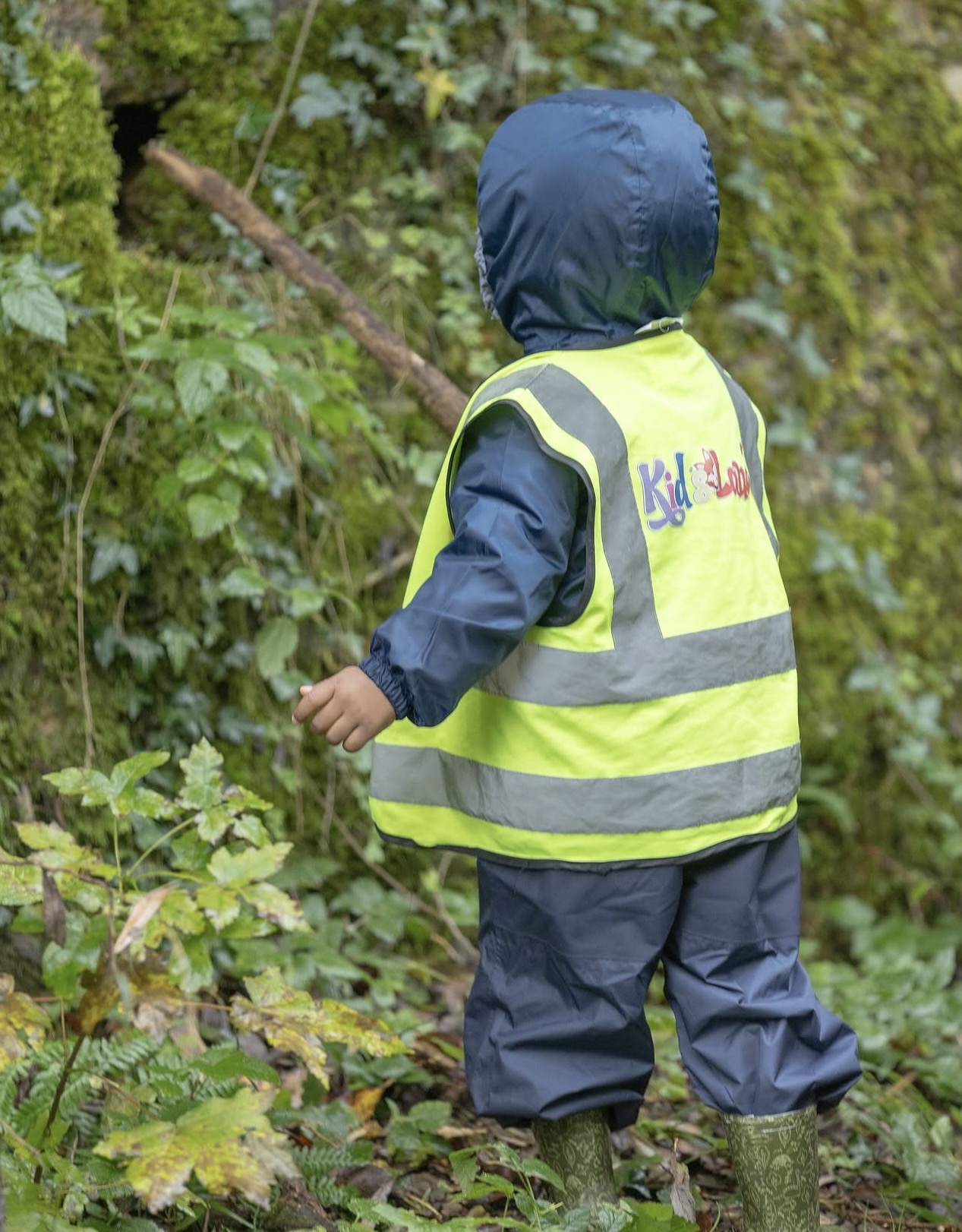 Enfant en balade en forêt, gilet réfléchissant Kid's Land